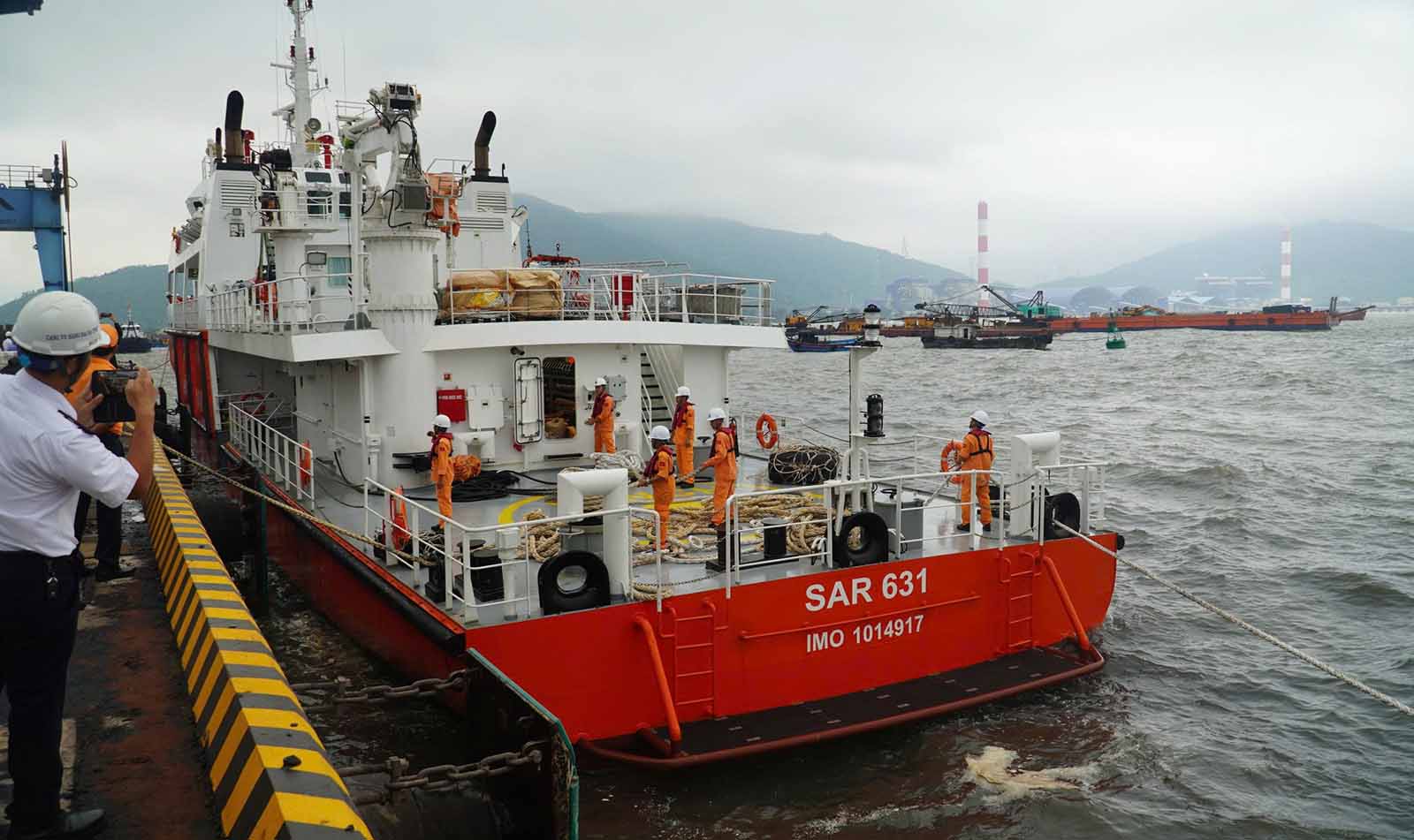 Tau cuu nan SAR 631 dua cac thuyen vien tau Cong Thanh 07 vao bo an toan. Anh: Duong Tuan.
