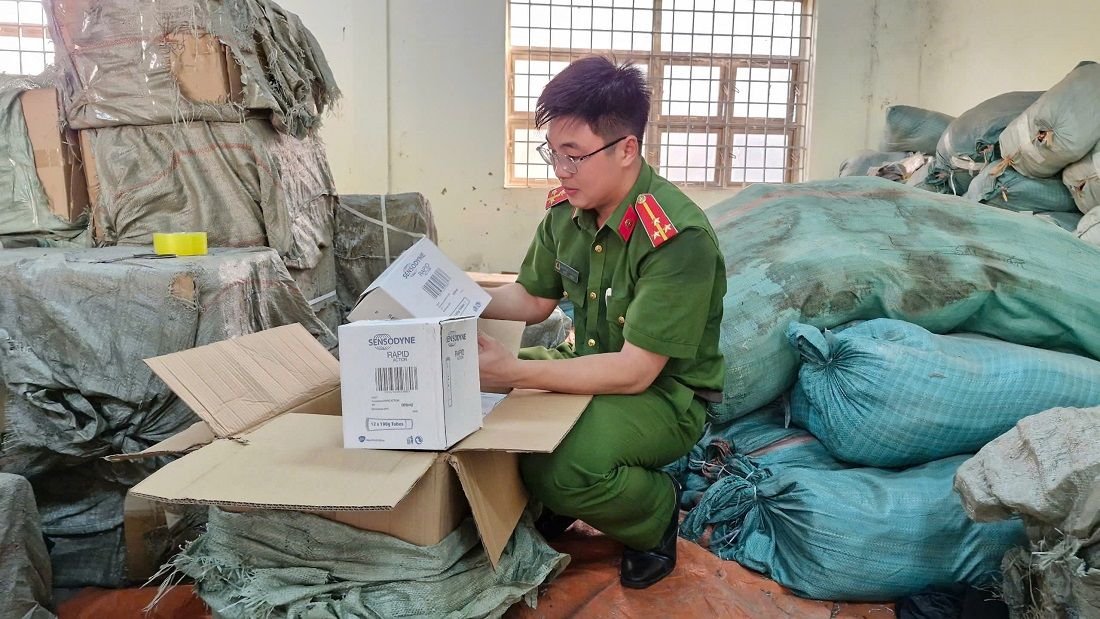 Cán bộ Công an tỉnh Nghệ An kiểm tra số kem đánh răng, dầu gội, nước xả vải giả mạo các nhãn hiệu… được thu giữ trong chuyên án. Ảnh: Ngọc Anh