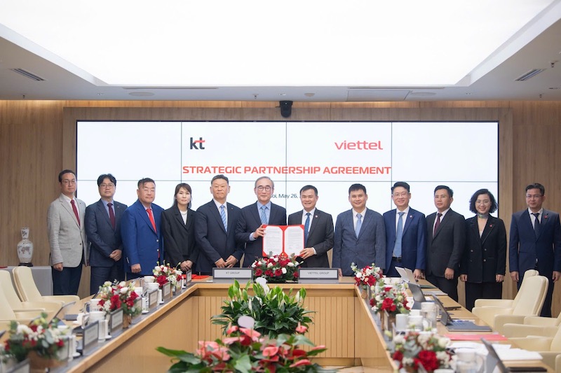 Viettel and KT Group signed a Memorandum of Understanding on strategic cooperation focusing on promoting comprehensive digital transformation based on the Artificial Intelligence platform. Photo: Provided by Viettel