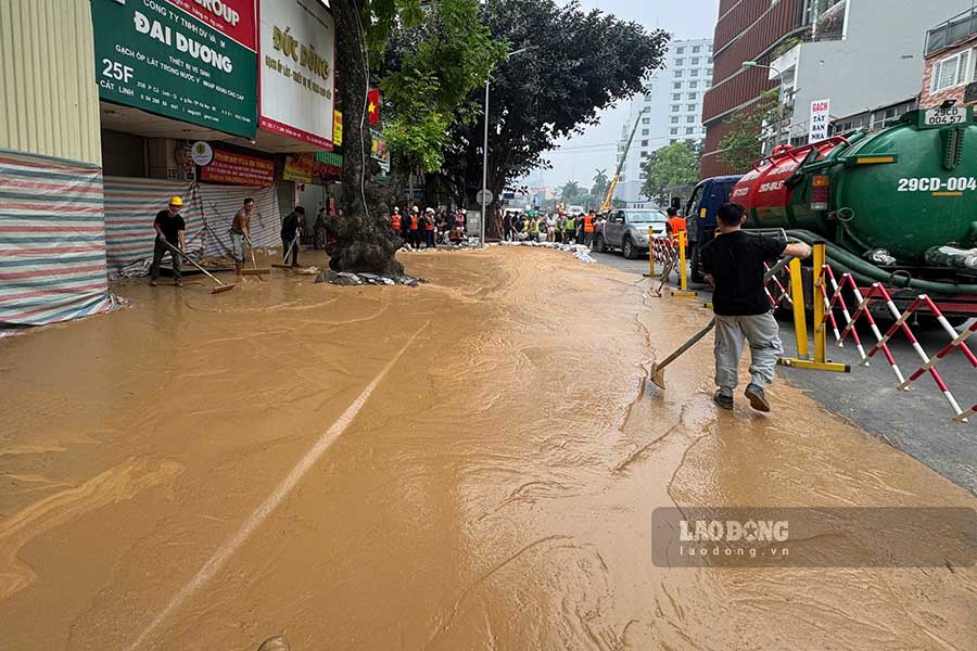 Theo nguoi dan quanh khu vuc, chat phu gia bat dau trao len vao khoang 15h chieu nay.