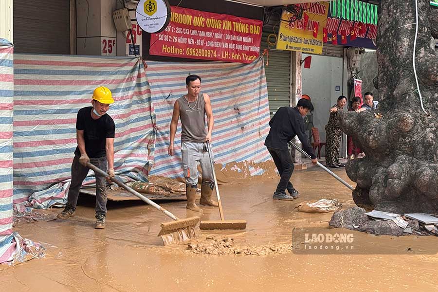 Dai dien Ban Quan ly du an duong sat do thi Ha Noi (MRB) xac nhan, su co tran chat phu gia xay ra chieu nay (27.5) tai khu vuc so nha 25F Cat Linh (quan Dong Da).