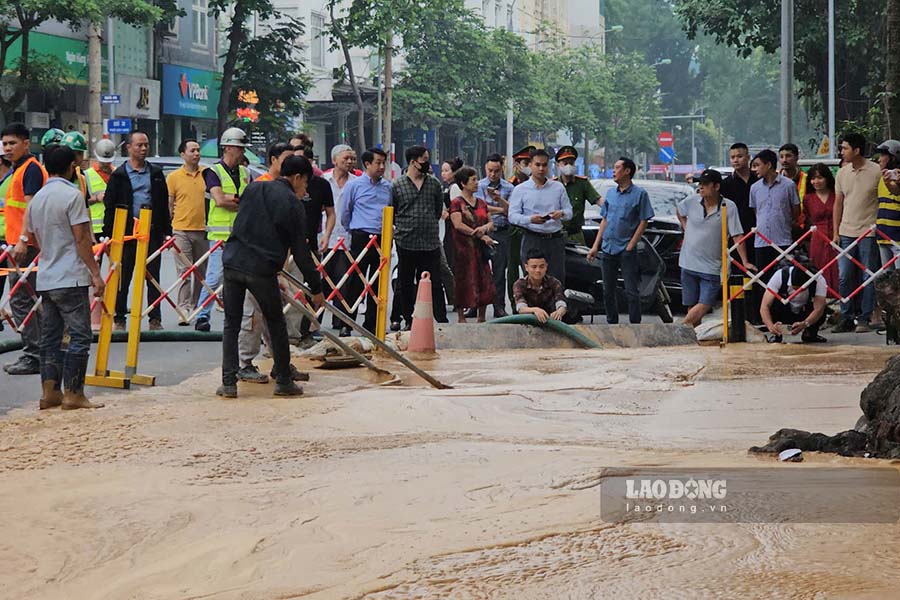 Den hon 16h chieu nay, nha thau thi cong da phoi hop voi cac don vi lien quan huy dong nhan luc, xe hut bun den hien truong.