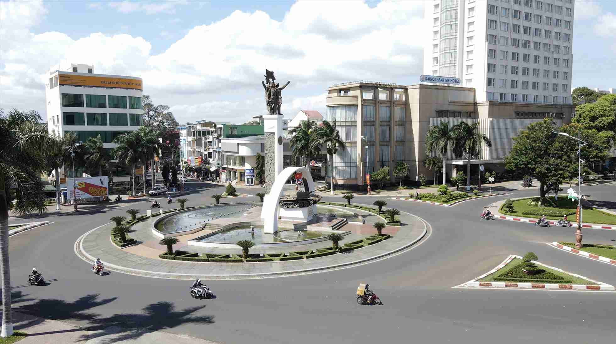 A finales del 5 de mayo de 2025, casi 100 estudiantes en Phu Yen se registraron para seguir a sus padres para estudiar en Dak Lak al fusionar la provincia.  Foto: Bao Trung