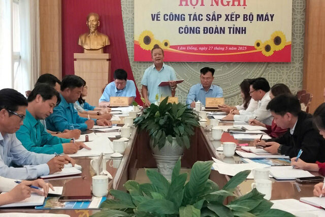 Sr. Hoang Lien - Presidente de la Federacion de Trabajo Provincial Lam Dong en nombre de la Conferencia para recibir la discusion del proyecto para establecer el sindicato de la provincia de Lam Dong. Foto: Lam Duc