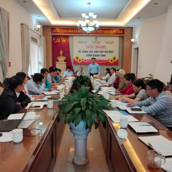 Ông Đoàn Văn Sự - Chủ tịch Liên đoàn Lao động tỉnh Đắk Nông trao đổi về đề án thành lập Công đoàn Lâm Đồng tỉnh Lâm Đồng mới. Ảnh: Đức Lâm