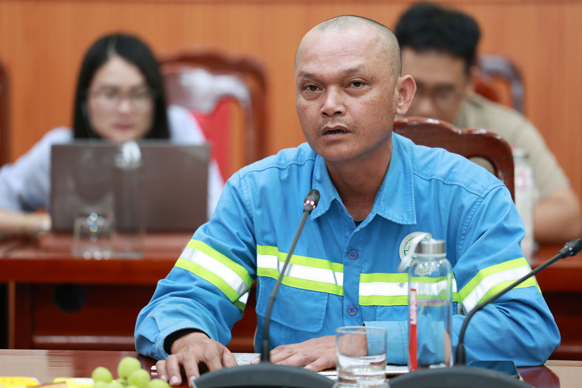 Anh Nguyen Van Son – cong nhan moi truong thuoc Cong ty TNHH MTV Moi truong Do thi Ha Noi (Urenco). Anh: Hai Nguyen