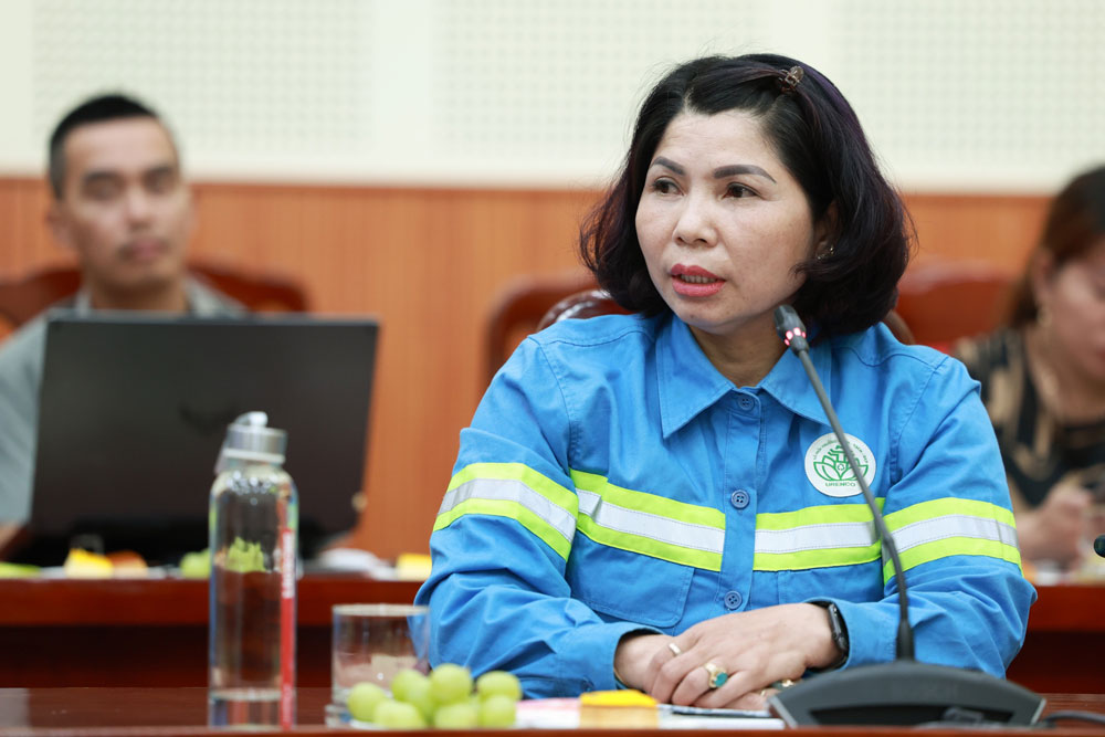Chi Nguyen Thi Huyen, cong nhan Cong ty moi truong do thi Ha Noi. Anh: Hai Nguyen