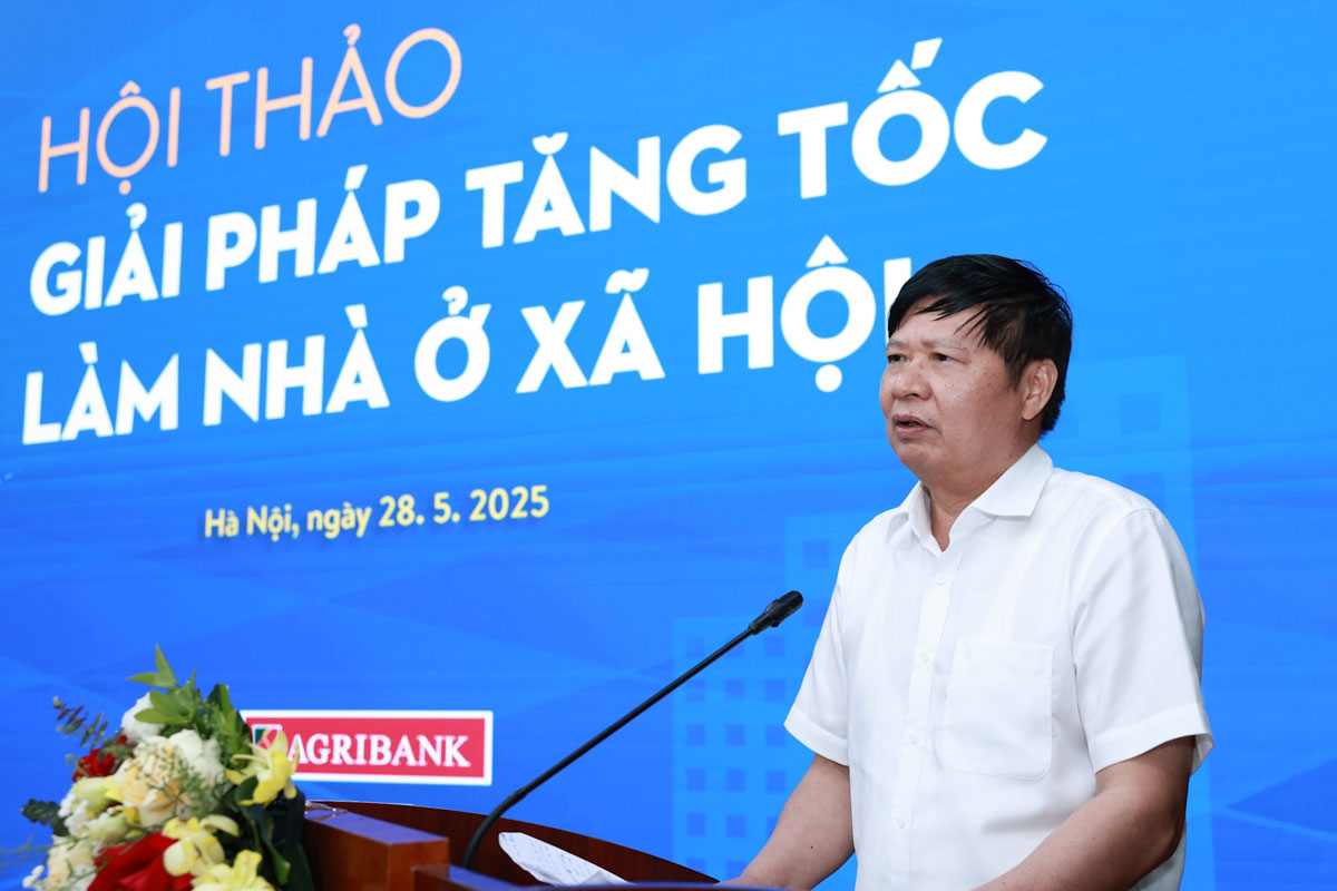 Ong Phan Van Anh - Pho Chu tich Tong Lien doan Lao dong Viet Nam phat bieu be mac hoi thao. Anh: Hai Nguyen