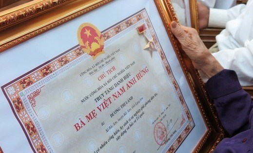 Bộ Nội vụ nêu rõ trách nhiệm của Chủ tịch UBND xã trong việc tặng danh hiệu Bà mẹ Việt Nam anh hùng. Ảnh: VGP