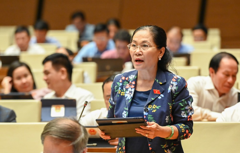 Delegate Nguyen Thi Le proposed to supervise all prosecution and investigation activities of the commune-level police. Photo: Pham Dong