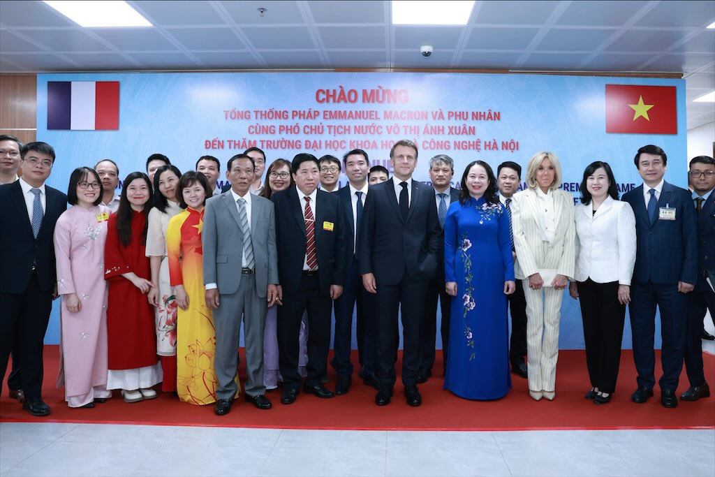 Tổng thống Pháp Emmanuel Macron cùng Phu nhân và Phó Chủ tịch nước Võ Thị Ánh Xuân tại trường Đại học Khoa học và Công nghệ Hà Nội (USTH). Ảnh: Hải Nguyễn 