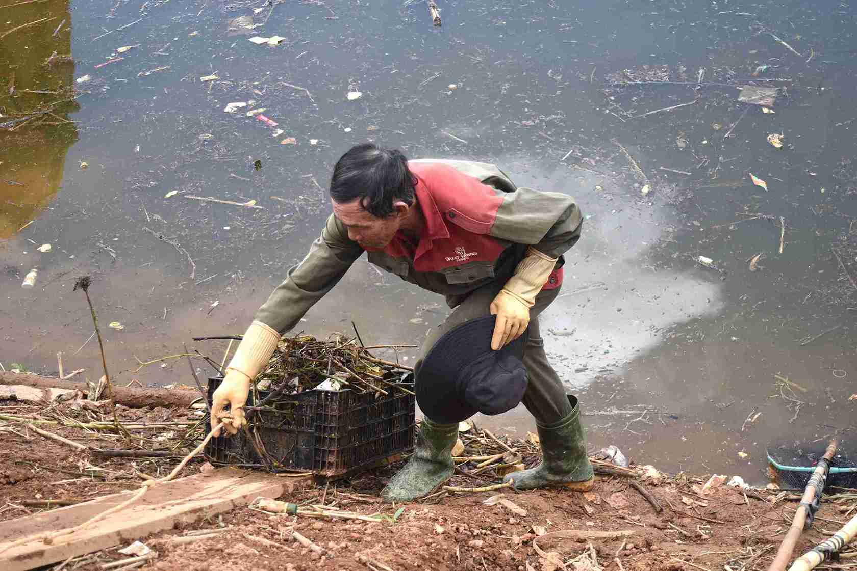 Nhan vien rat vat va de thu gom rac moi ngay. Anh: Bao Trung