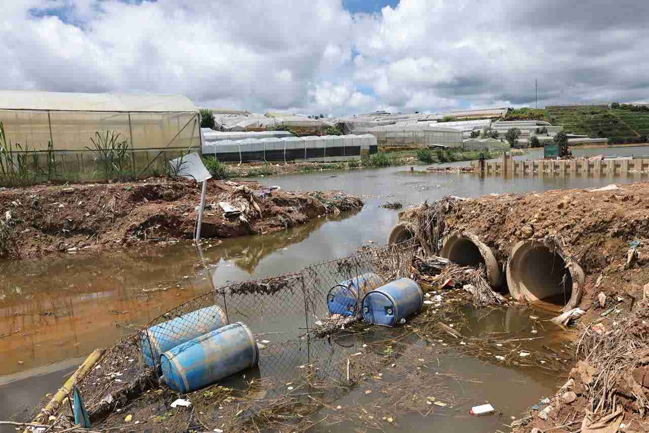 Un rincon del lago Lake (Da Lat City, Provincia de Lam Dong) se inundo en desechos. Foto: Bao Trung