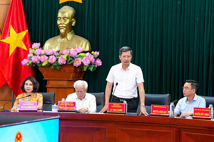 Permanent Vice Chairman of Hai Phong City People's Committee Le Anh Quan chaired the meeting with EIE Tourism and Investment Company Limited. Photo: Dam Thanh