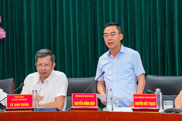 Ong Nguyen Hong Diep - Truong ban Tiep cong dan Trung uong tai buoi lam viec. Anh: Mai Chi