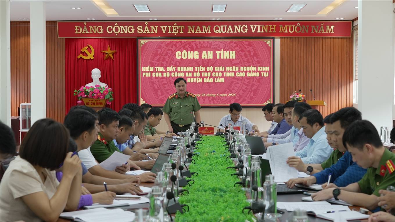 Coronel Luong Van Thuc - Director Adjunto del Departamento de Policia de Cao Bang hablo en la conferencia. Foto: Hoang Tien