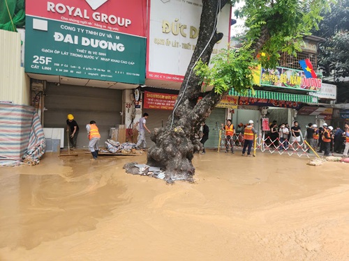 Hà Nội lại xảy ra sự cố bùn phun trào khi đào đường ngầm metro. Ảnh: Minh Hạnh 