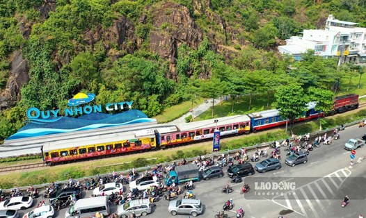 Tuyến tàu du lịch mang tên "Về miền đất võ" sẽ chính thức lăn bánh từ ngày 1.6, nối Ga Quy Nhơn với Ga Diêu Trì (Bình Định). Ảnh: Hoài Phương