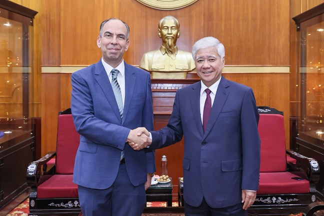 Sr. Do Van Chien, miembro del Politburo, Secretario del Comite Central del Partido, Secretario del Comite del Partido del Frente de Patrices, organizaciones de masas centrales, Presidente del Comite Central del Frente de la Paterna de Vietnam, recibio el Embajador Extraordinario y Plenipotenciario de la Republica de Cuba en Vietnam Rogelio Polanco Fuentes. Foto: Quang Vinh