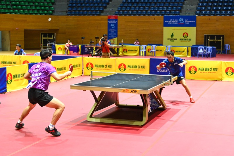 Dinh Anh Hoang (ao xanh) trong tran chung ket don nam bong ban quoc gia 2025. Anh: CAND T&T