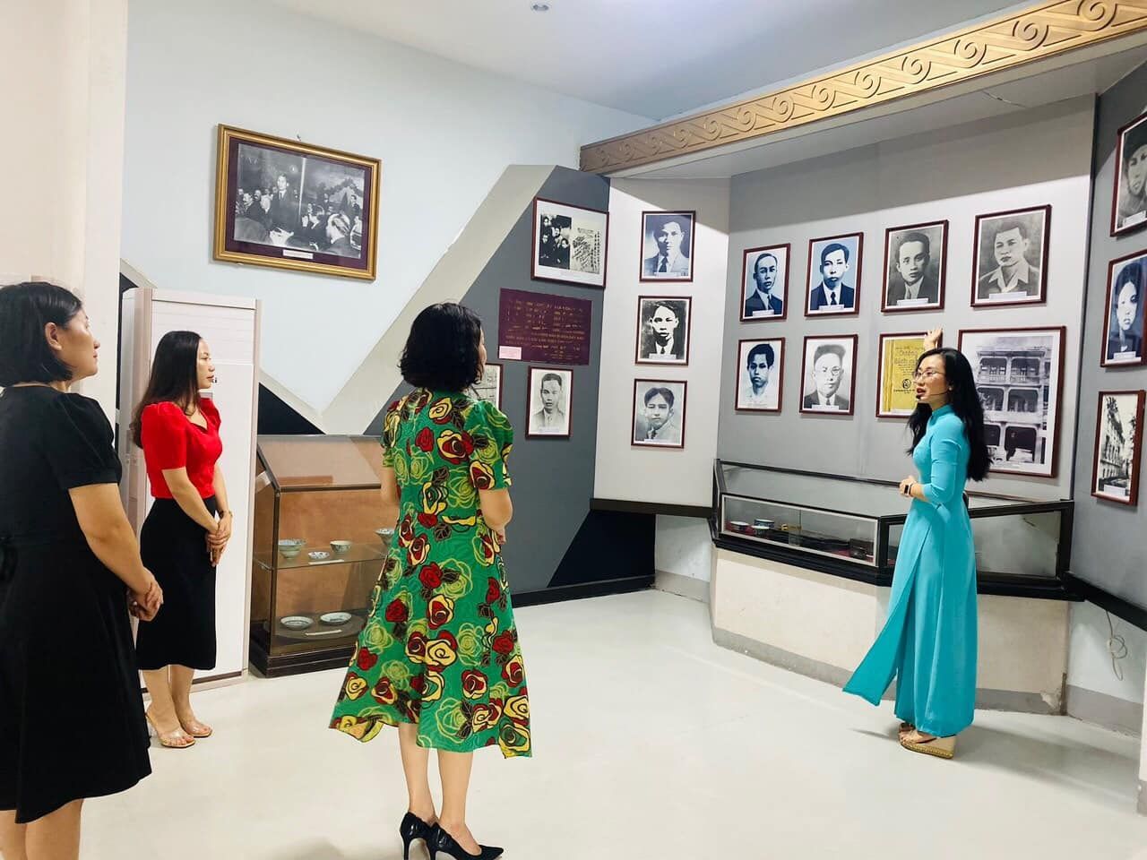 Officers of Nghe Tinh Soviet Museum introduce images and documents about historical figures in the Nghe Tinh Soviet Movement. Photo: Minh Quan