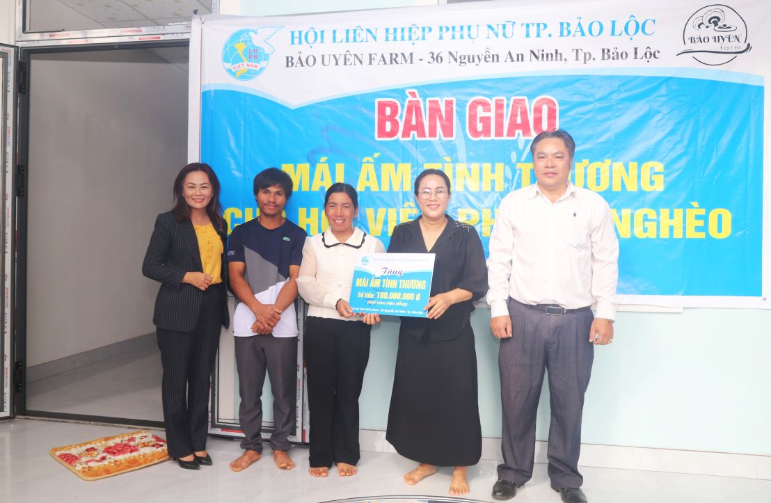 Bao Loc City ha borrado 33 casas temporales y casas en ruinas. Foto: Lam Hong