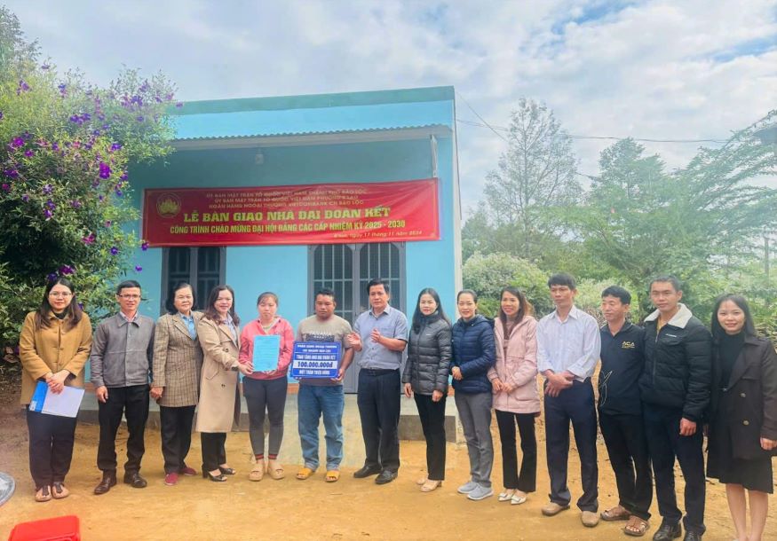 Chuong trinh xoa nha tam, nha dot nat rat co y nghia voi nguoi dan. Anh: Lam Hong