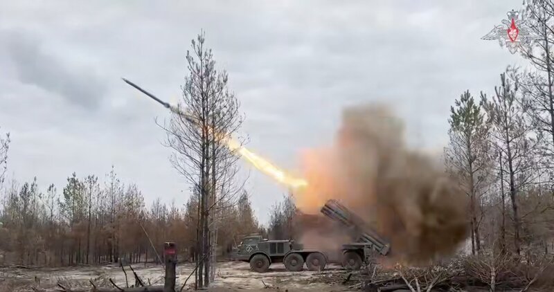 El cañon de Uragan ruso ataco a las tropas ucranianas. Foto: Corte del video del Ministerio de Defensa