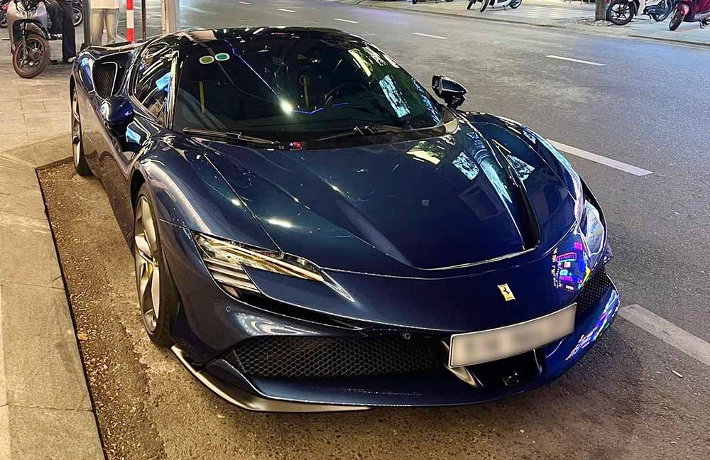 Ferrari SF90 Spider Supercar tiene un color de pintura unico. Foto: Huy le