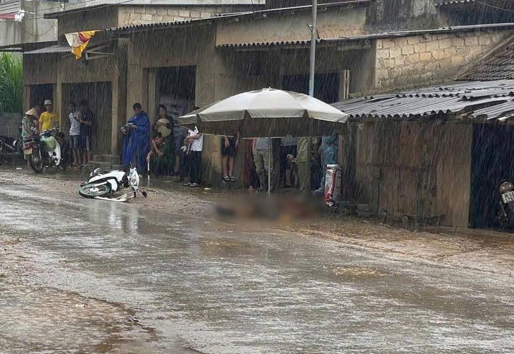 Hien truong noi xe tai roi banh tren duong khien 1 nguoi tu vong. Anh: Minh Hoang