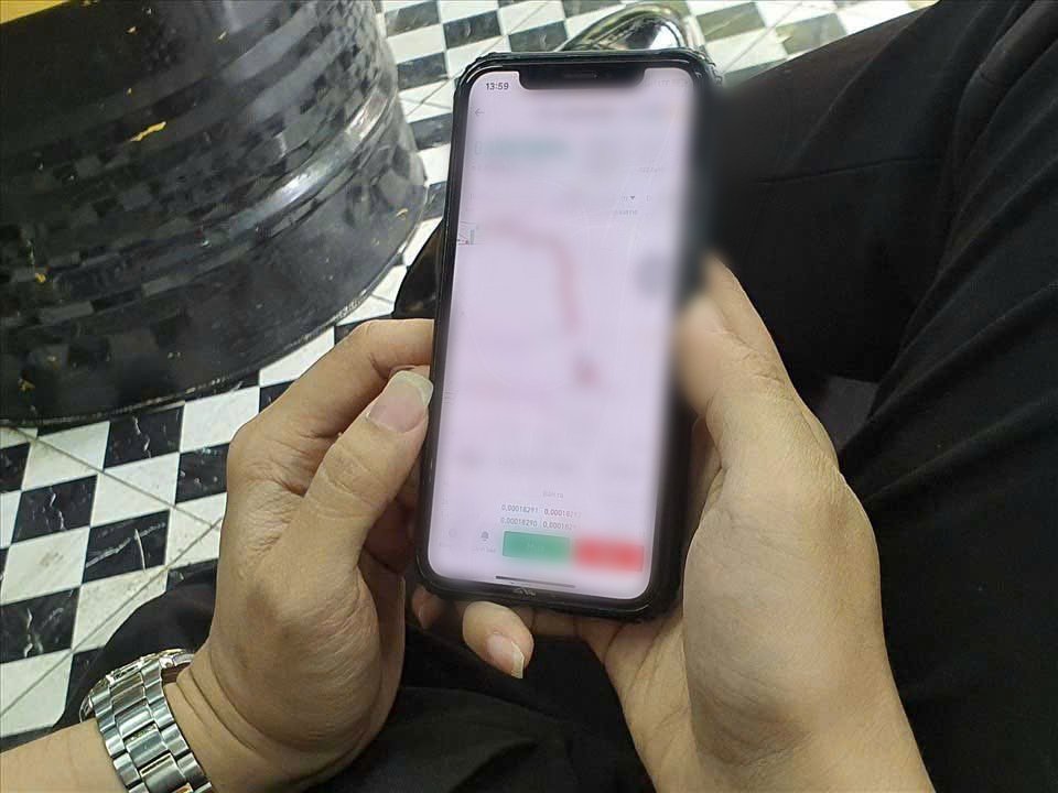 Công an Hải Phòng cảnh báo kêu gọi đầu tư tài chính, chứng khoán, tiền ảo… qua mạng. Ảnh: Phan Anh