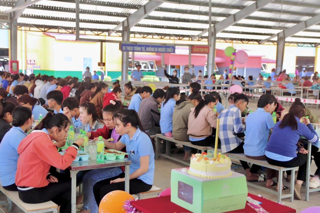 Los trabajadores se llevan a cabo una fiesta de cumpleaños colectivo en la empresa. Foto: Duy Tuan