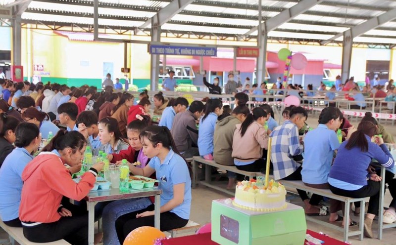 Workers are organized a collective birthday party at the company. Photo: Duy Tuan