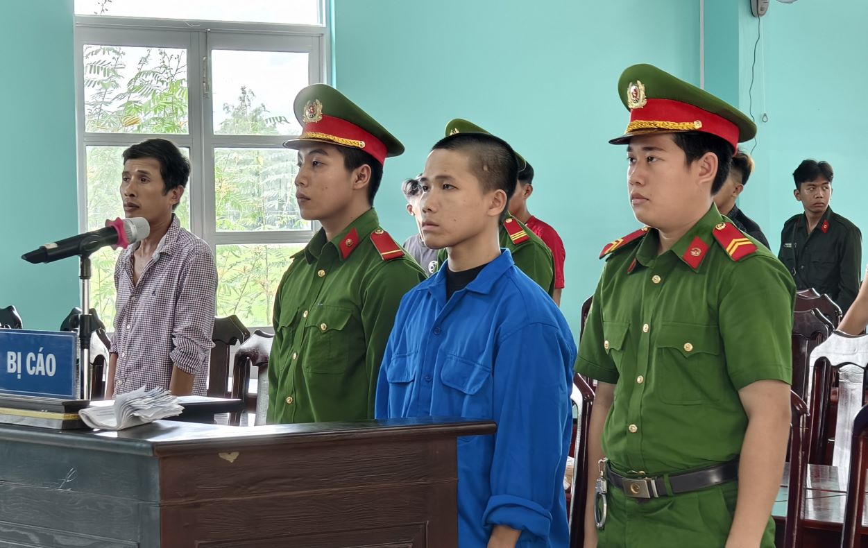 Almacenamiento y comercio ilegales de armas, jovenes en 2 años y 6 meses de prision