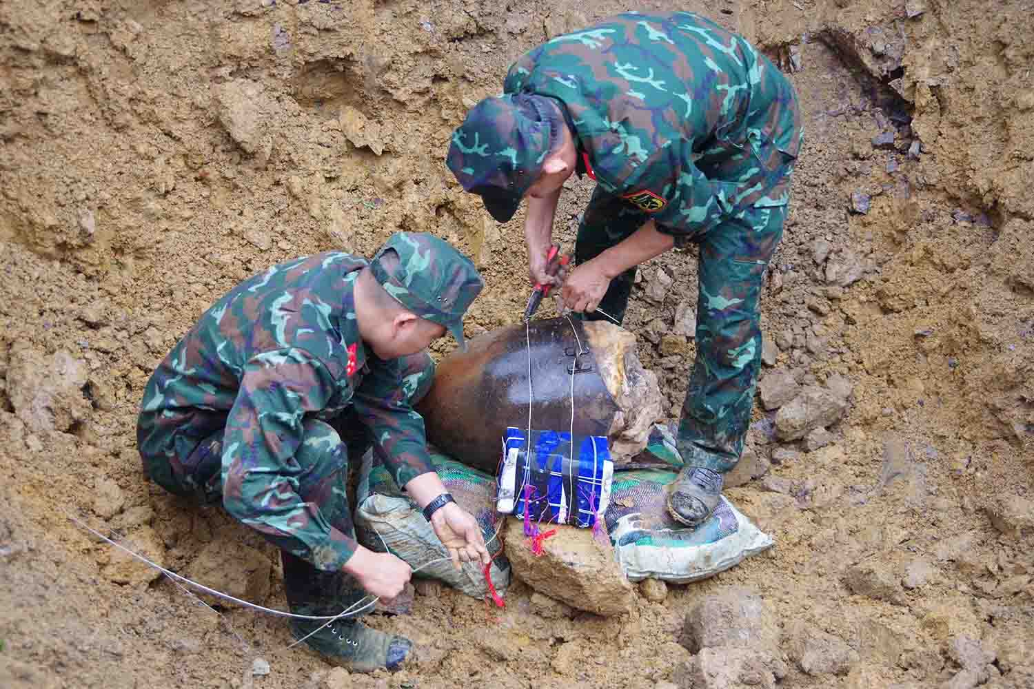 El Ministerio de Asuntos Militares de la Provincia de Hoa Binh cancelo 244 materiales explosivos despues de la guerra