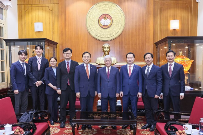 Ông Đỗ Văn Chiến, Ủy viên Bộ Chính trị, Bí thư Trung ương Đảng, Bí thư Đảng ủy Mặt trận Tổ quốc, các đoàn thể Trung ương, Chủ tịch Ủy ban Trung ương Mặt trận Tổ quốc Việt Nam chụp ảnh lưu niệm 