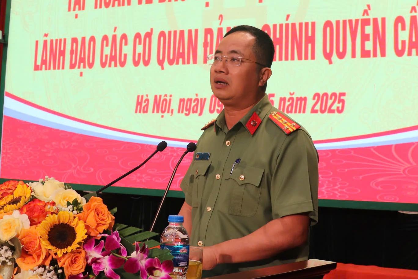 Colonel Nguyen Thanh Long, Deputy Director of Hanoi Police, spoke at the Training Conference on State Secrets Protection for leaders of Party agencies and district-level authorities on May 9. Photo: Hanoi Police