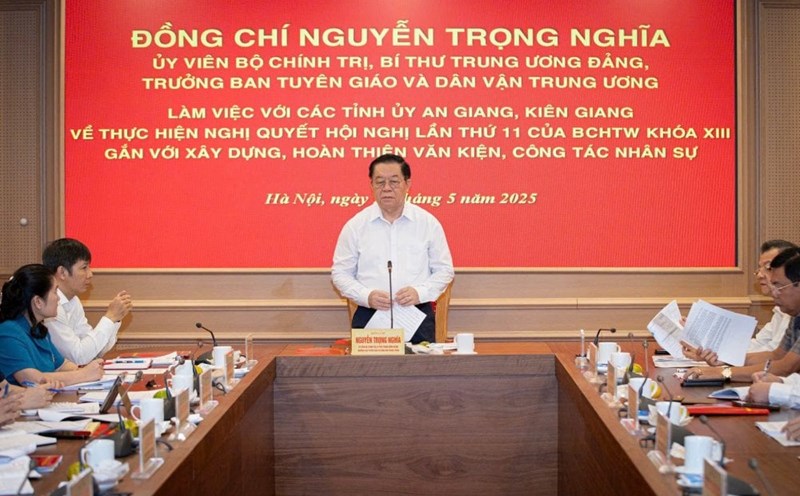 Member of the Politburo, Secretary of the Party Central Committee, Head of the Central Propaganda and Mass Mobilization Commission Nguyen Trong Nghia spoke at the meeting with the Standing Committees of Kien Giang and An Giang Provincial Party Committees. Photo: Pham Dong