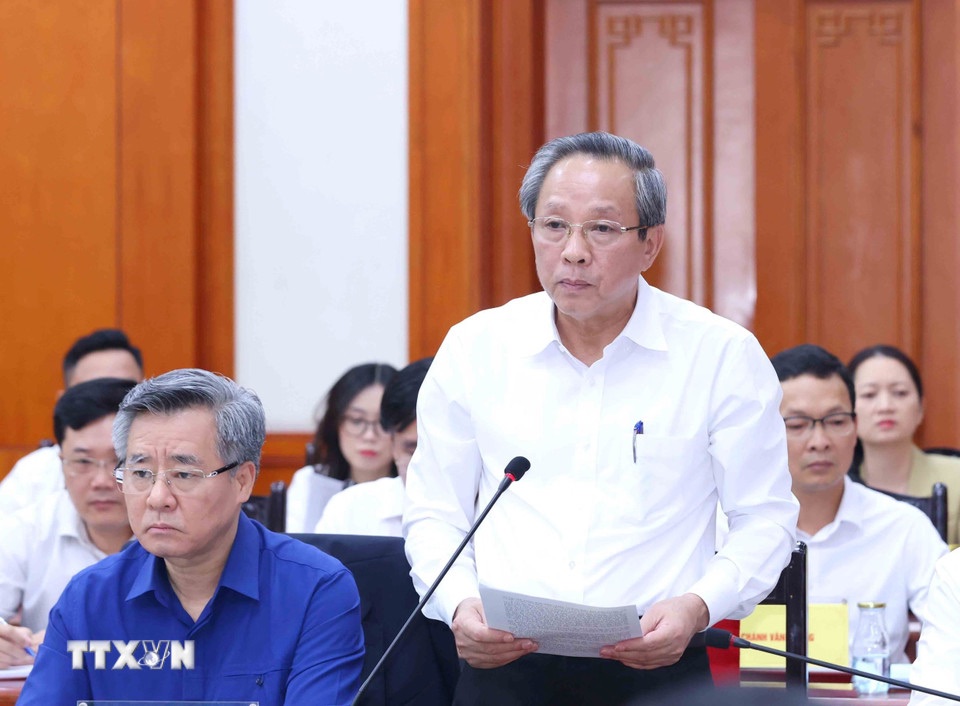 Ủy viên Trung ương Đảng, Phó Trưởng Ban Thường trực Ban Tổ chức Trung ương Hoàng Đăng Quang trình bày báo cáo tại buổi làm việc 