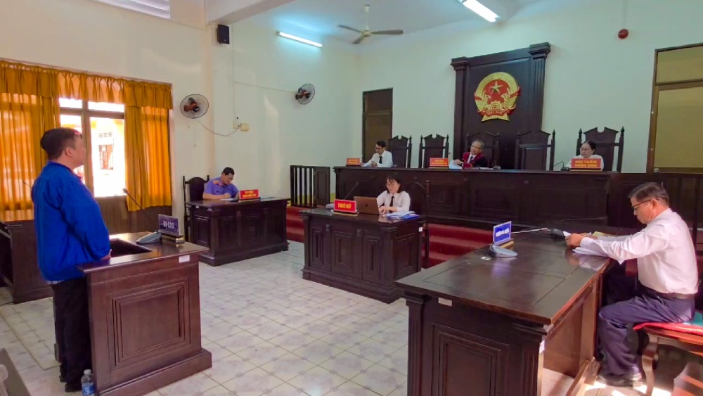 Lợi đưa thông tin gian dối các thửa đất ở Phú Quốc để lừa đảo bà H. Ảnh: Văn Vũ