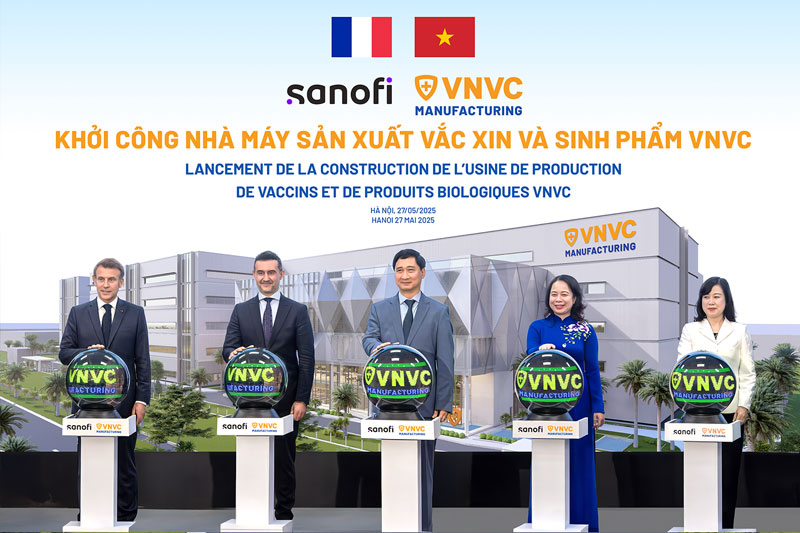 Tong thong Phap Emmanuel Macron cung Pho Chu tich nuoc Vo Thi Anh Xuan, Bo truong Bo Y te Dao Hong Lan, ong Burak Pekmezci - Tong Giam doc Sanofi Viet Nam va ong Ngo Chi Dung - Chu tich HDQT kiem Tong Giam doc Cong ty Vaccine VNVC bam nut khoi cong xay dung Nha may Vaccine va Sinh pham VNVC. Anh: Hai Nam