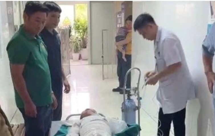 Dùng xăng đốt kiến, cháu bé bị bỏng nặng. Ảnh: Hưng Ngọc