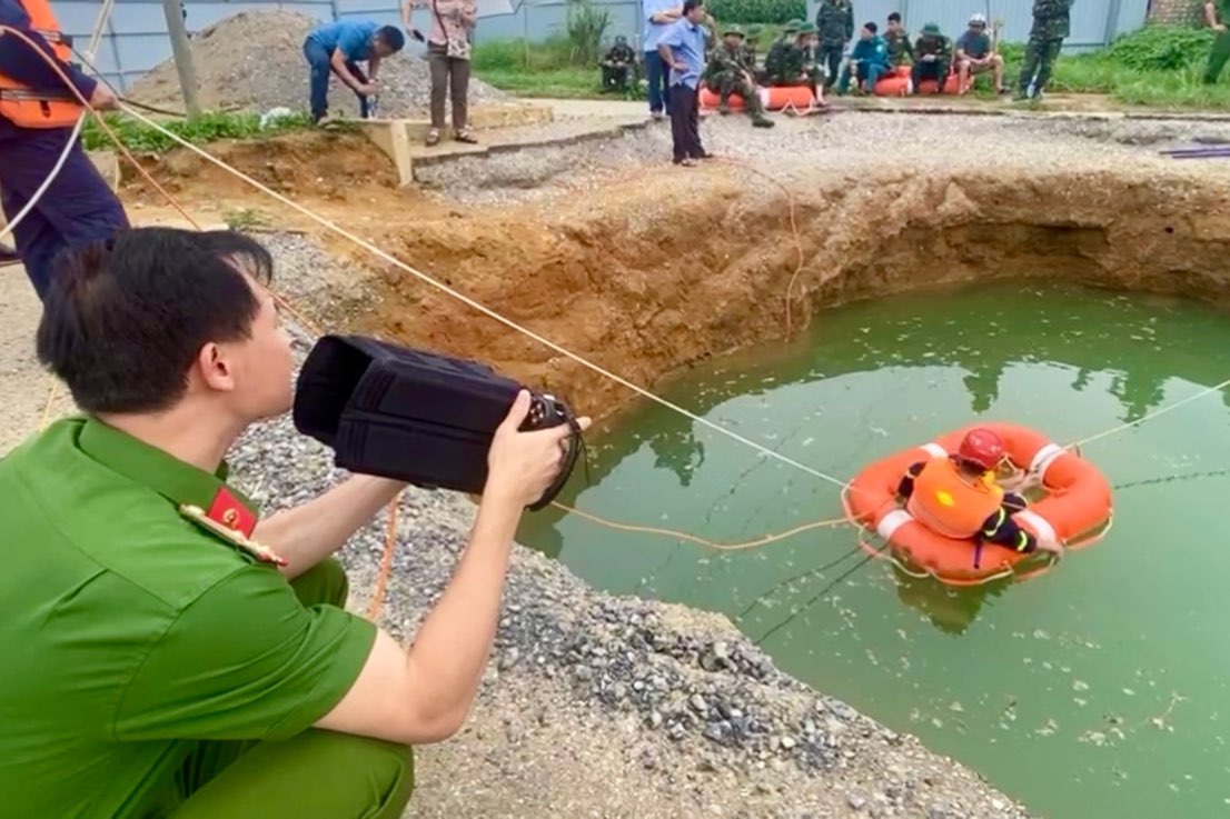 Luc luong chuc nang to chuc tim kiem nan nhan mat tich. Anh: Quang Huy.