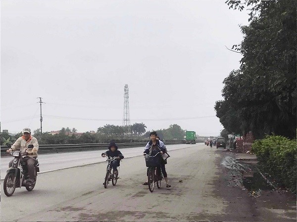 Thieu duong gom, khong it nguoi dan di nguoc chieu tren Quoc lo 5, Hai Duong. Anh: Ha Vi 