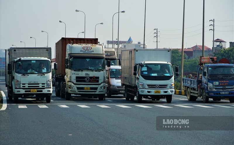National Highway 5 through Hai Duong is assessed to have many shortcomings in terms of infrastructure and traffic organization. Photo: Tung Giang