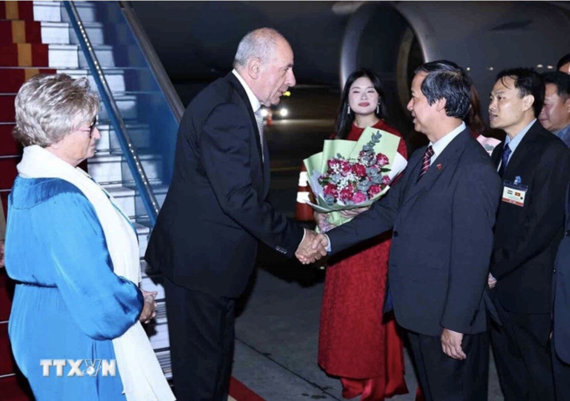 Welcoming ceremony for Hungarian President Sulyok Tamas and his wife at Noi Bai International Airport. Photo: VNA