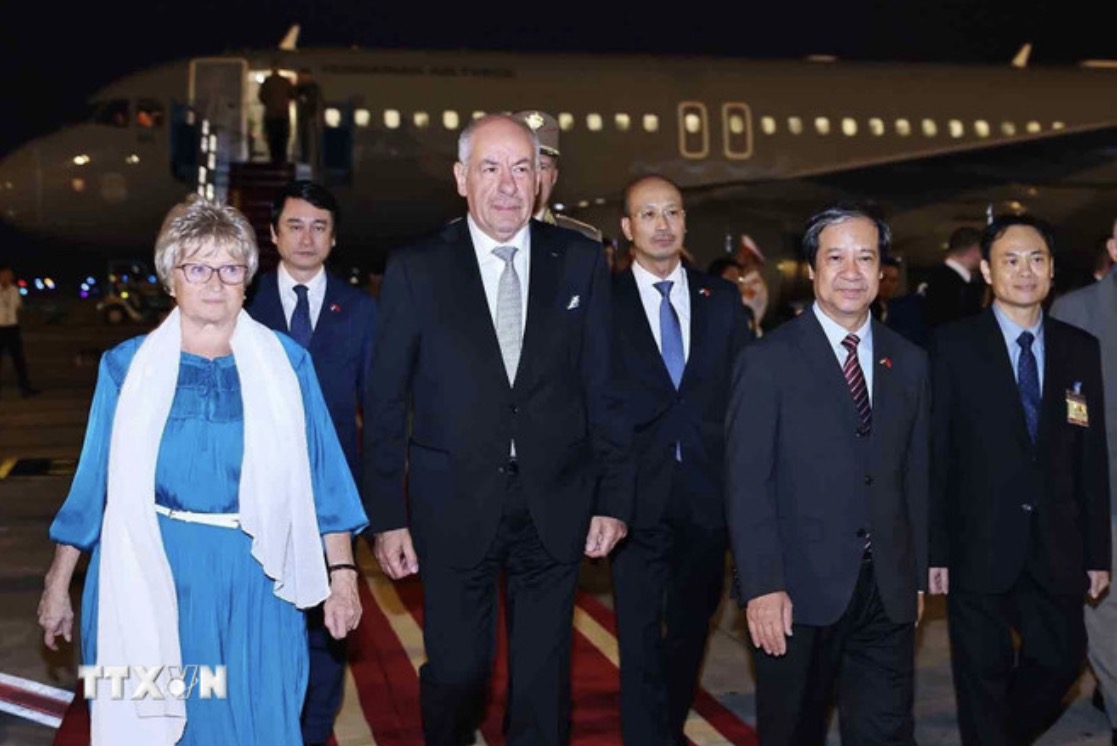 Bo truong Bo Giao duc va Dao tao Nguyen Kim Son don Tong thong Hungary Sulyok Tamas va Phu nhan tai san bay quoc te Noi Bai. Anh: TTXVN 