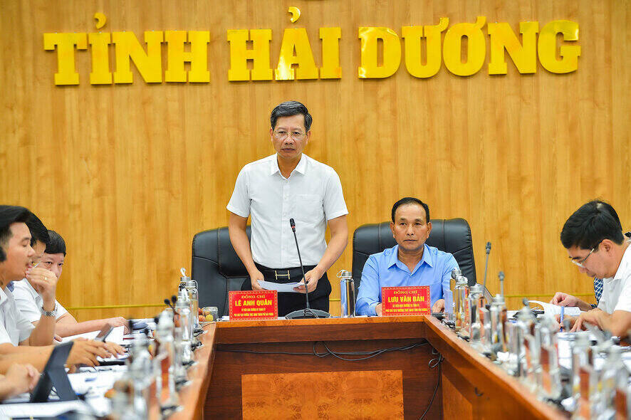 Vicepresidente permanente del Comite Popular de la Ciudad de Hai Phong, Le Anh Quan, hablo en la reunion. Foto: Hai Duong Provincial E -Portal