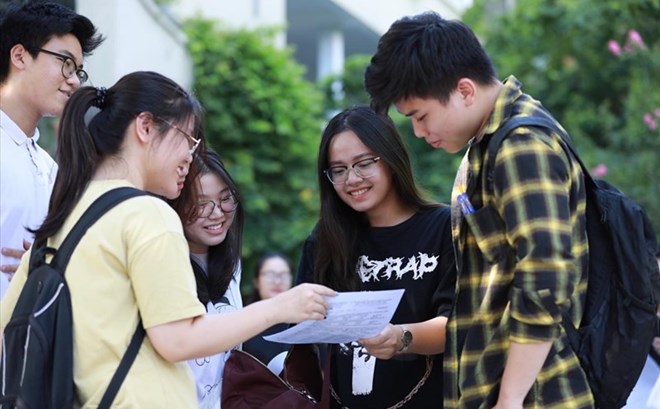 Examen de graduacion de la escuela secundaria impresa en tamaño A3; Reduzca la edad de jubilacion con maestros de preescolar. Foto: Hai Nguyen