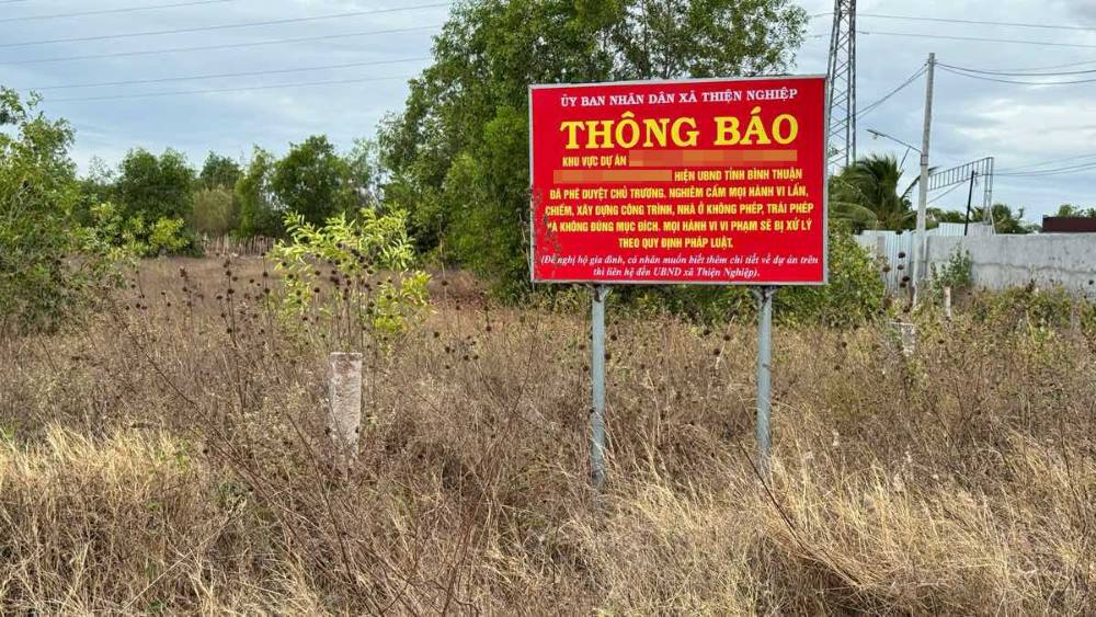 Mot bang thong bao cam lan chiem dat cua du an dang trien khai o thanh pho Phan Thiet, tinh Binh Thuan. Anh: Duy Tuan 